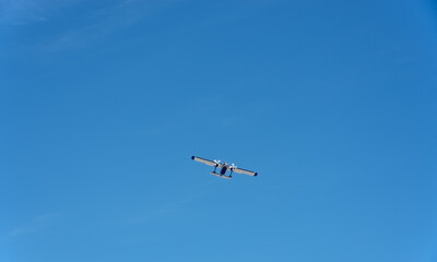 Fototapeta na wymiar Flugzeug über Nordsee in Friesland