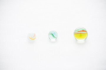 白い背景に複数のビー玉