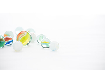 白い背景に複数のビー玉