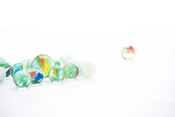 白い背景に複数のビー玉