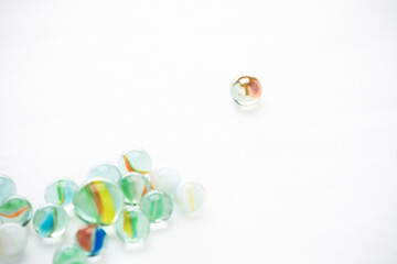 白い背景に複数のビー玉