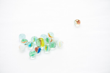 白い背景に複数のビー玉