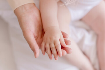 Obraz na płótnie Canvas hand of mom and baby