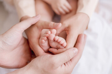 Obraz na płótnie Canvas baby feet in parents hands