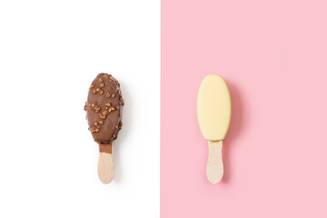 Helado de chocolate con almedras y helado de chocolate blanco con palo batuta sobre fondo blanco y...