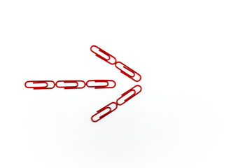 Obraz premium Arrow formed by red plastic-coated paper clips
