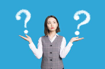比較する女性　迷うOL　ビジネスウーマン 