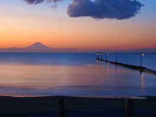 Fototapeta premium zachód słońca widok z drewnianego molo miasta Minamibousou Chiba, Japonia