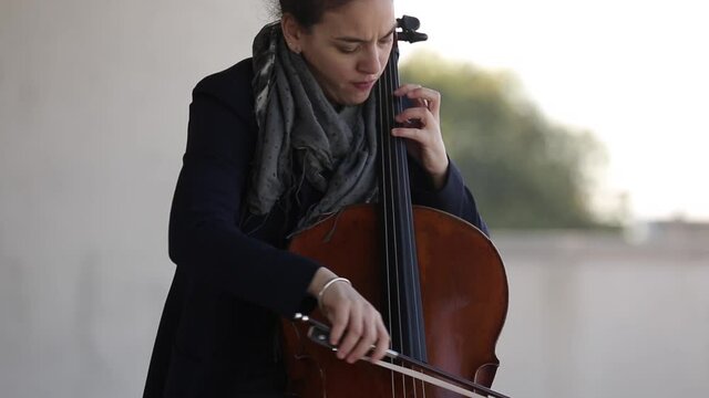 Concierto al aire libre violonchelistaChelo, m&uacute;sica, arte, alegr&iacute;a, vuelta, musical, directo, m&uacute;sico, joven, feliz, sonido, violinista, felicidad, aire libre, libertad, inspiraci&oacute;n, entretenido.