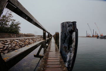 extremes Weitwinkel - Steg bei Regenwetter an der Ostsee