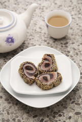 Black bean paste roll with sesame seeds