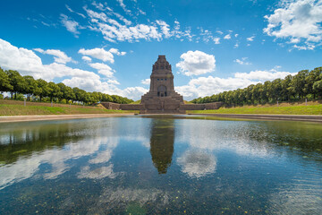 Völkerschlachtdenkmal in Leipzig im Sommer