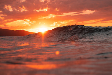 Obraz premium sunset over a wave