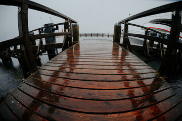 Fototapeta premium Holzsteg im Regen