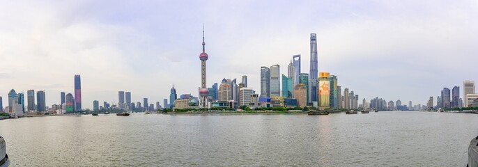 Fototapeta premium Panoramiczny widok na Lujiazui, dzielnicę finansową Szanghaju nad rzeką Huangpu w Chinach.