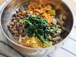 한국음식 소고기와 채소 비빔밥
