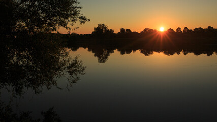 Fototapeta na wymiar Sonnenaufgang über dem Fluß Maas