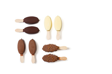 Surtido de varios sabrores de helados con palo batuta sobre fondo blanco liso y aislado. Vista superior. Copy space