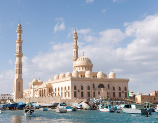 Naklejka premium Mosque and city port - Hurghada, Red Sea, Egypt. 