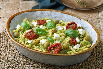 cibo vegetariano pasta con pesto olive pomodori  basilico spinaci