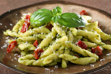 cibo vegetariano pasta con pesto olive pomodori  basilico spinaci