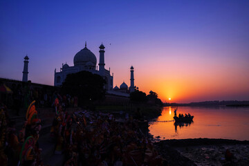 Fototapeta na wymiar The magnificent Taj Mahal in India shows its full splendor at a glorious sunset. Agra, Uttar Pradesh, India