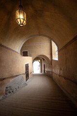 Fototapeta premium Cesky Krumlov, Republika Czeska. Tunel starego średniowiecznego zamku. Światowego Dziedzictwa UNESCO. Jeden z najsłynniejszych zabytków w kraju. Najważniejszy punkt orientacyjny