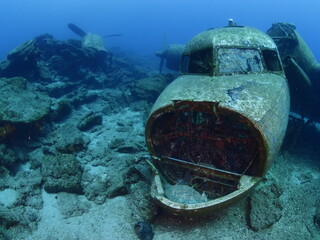  exploring airplane wreck underwater taking photos of c47 dakota airplane engine scuba divers to see