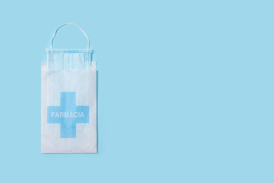 M&aacute;scara m&eacute;dica, m&aacute;scara de protecci&oacute;n sobre fondo azul liso y aislado. Vista superior. Copy space. Concepto: sanitario y m&eacute;dico.