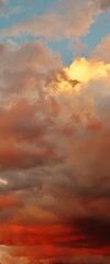 Wolken am sommerlichen Abendhimmel