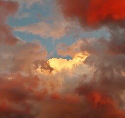 Obraz na płótnie Canvas Wolken am sommerlichen Abendhimmel