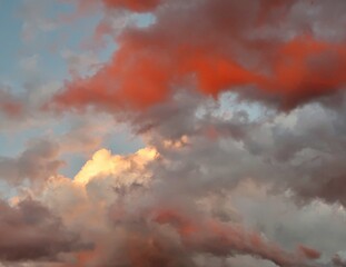 Wolken am sommerlichen Abendhimmel