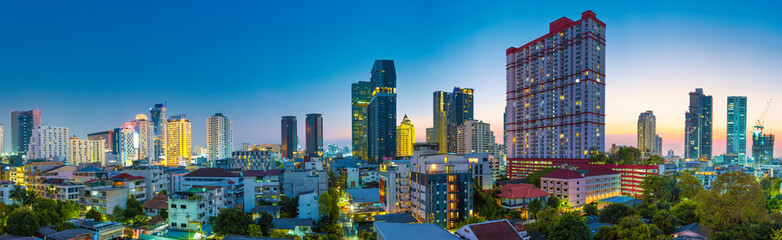 Fototapeta premium Bangkok miasto nocą - panoramę budynków i wieżowce nocny krajobraz miasta