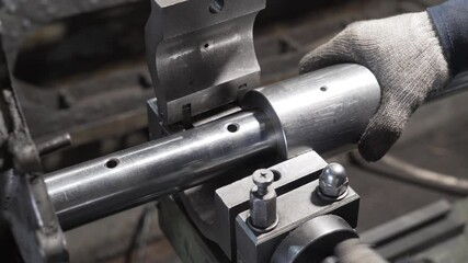 Wizard inserts the cutting tube into the cylinder head