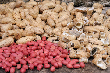 Peanuts - peeled, in shell and shell. Front view.