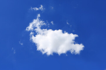 Fototapeta na wymiar blue sky with white fluffy cloud background