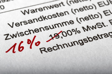 Reduzierte Mehwertsteuersatz von 19% auf 16%. Handschriftliche Korrektur mit roter Tinte....