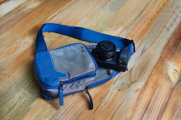 The photo bag and camera are on the board