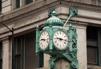 Fototapeta na wymiar Reloj en un edificio de Chicago.