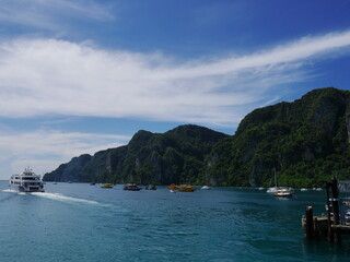 Fototapeta premium Blue sky and green mountains in Thailand