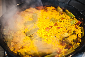 Paella fatta in casa con pollo, agnello, pomodorini, zafferano, riso, curry, taccole e tanto amore made in Valencia.