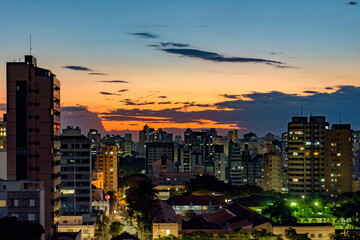 Fototapeta premium Urban view of the city of Belo Horizonte in Minas Gerais at dusk with its buildings and lights
