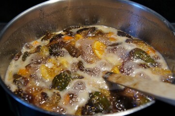 Confiture qui mijote dans un faitout.