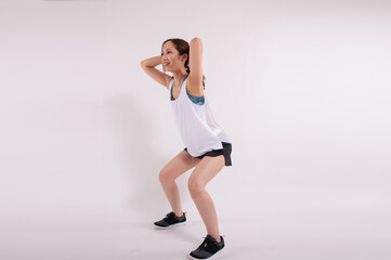 スクワットをする女性　斜めアングル