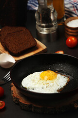 Fried egg with tomatoes and bread