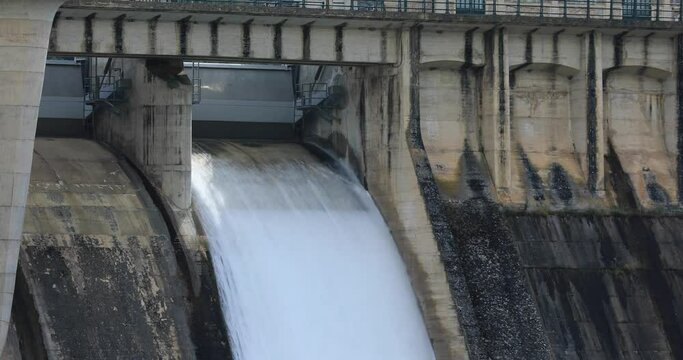 Presa de la Tranquera (Espa&ntilde;a) desembalsando el embalse.