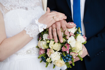 Obraz na płótnie Canvas hands with wedding rings, wedding rings, wedding day, wedding day, bride and groom