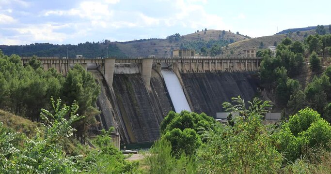 Presa de la Tranquera (Espa&ntilde;a) desembalsando el embalse.