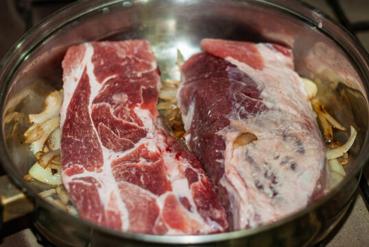 Beef steaks cooked to the pan with onions, Andean potatoes, fine herbs and spices.
