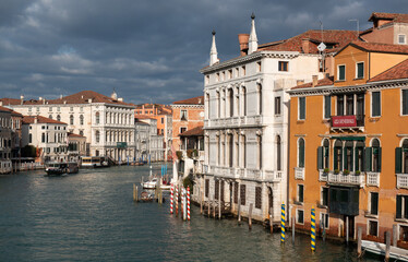 Fototapeta na wymiar Le Grand Canal dans le quartier de l'Accademia